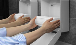 adagoló utántöltés hajtogatott kéztörlő papírral