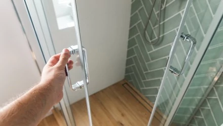 Vízkő eltávolítása a fürdőszobában 